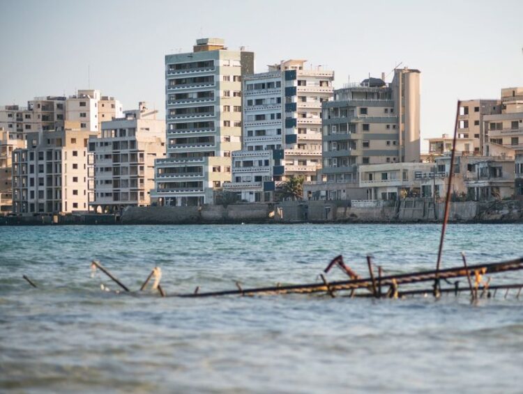 1742381903-63040558-napusta-cetvrt-varosha-750x566