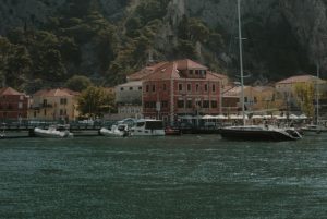 omkisy-pexels-1743953226-821x550
