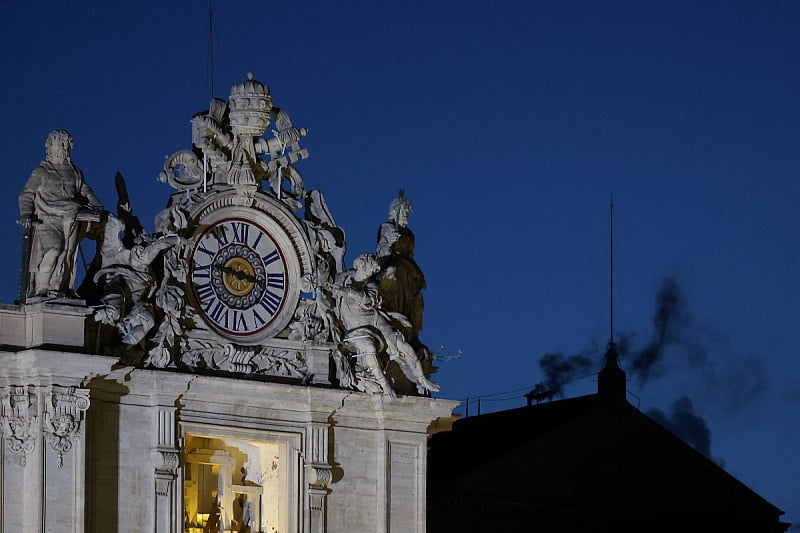 crni dim vatikan foto reuters