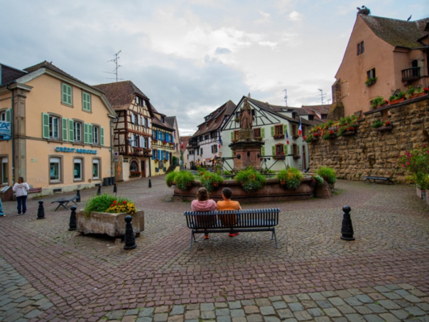 eguisheim-biser-alsacea-cvjetne-fasade-vino-i-srednjovjekovni-sarm-screenshot-12_688896f397b2c