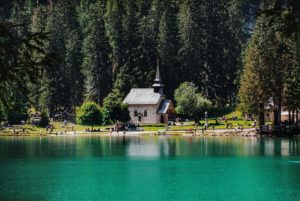 jezero-braies-pexels-1752974154-821x550