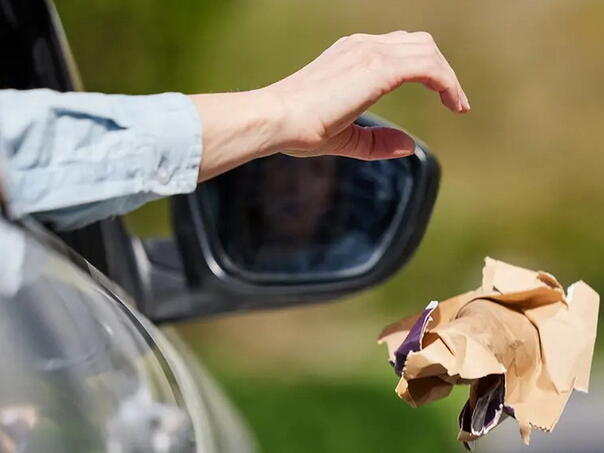 ova-evropska-zemlja-uvodi-drakonske-kazne-za-bacanje-smeca-iz-auta-auto-smece_689a22c63e73f