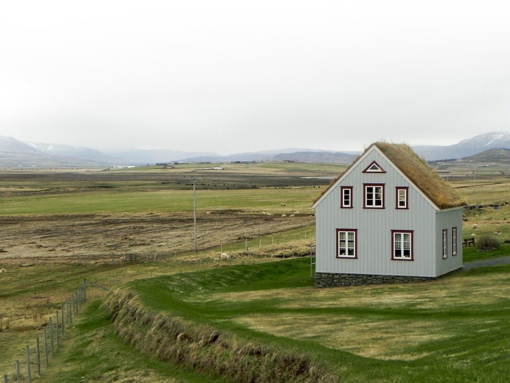 1756704525_iceland-219182_1280