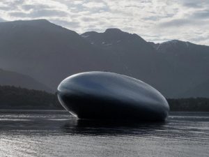 sta-se-nalazi-unutar-misterioznog-crnog-jajeta-koje-plovi-norveskim-fjordom-jaje-norveska_68bb388162a03