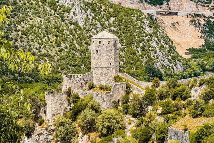 mada-je-mostar-sam-po-sebi-fascinantan-i-vrijedan-posjete-cinjenica-da-se-u-njegovoj-neposredno-1759400511-821x550