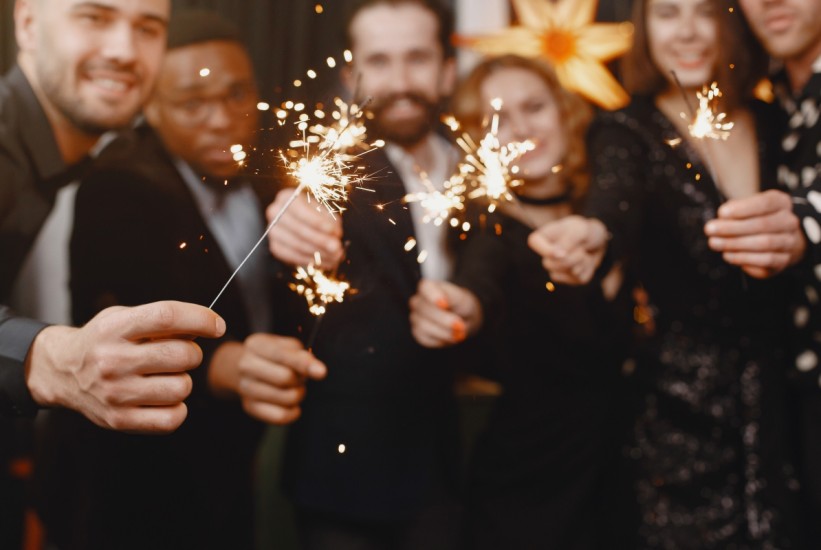 people-christman-decorations-man-black-suit-group-celebrations-new-year-people-with-bengal-lights-1767001551-821x550