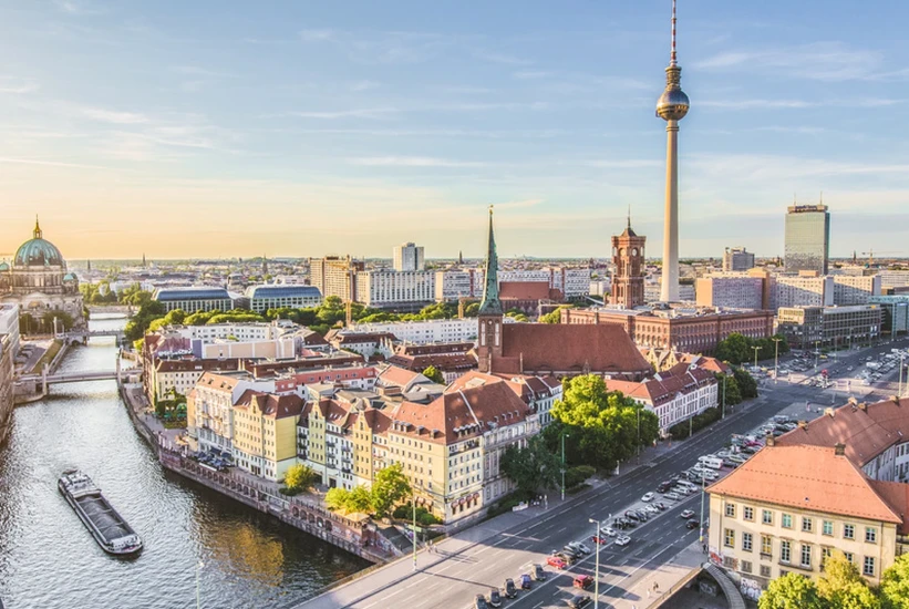 panorama-berlin-mitte-gettyimages-648821756-getty-images-foto-bluejayphoto-webjpg-1769088116-821x550
