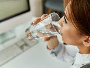 zimi-zedj-varljivo-suti-kako-prepoznati-da-tijelu-nedostaje-vode-closeup-businesswoman-having-glass-water-while-working-un-office_696a4e1a583ff