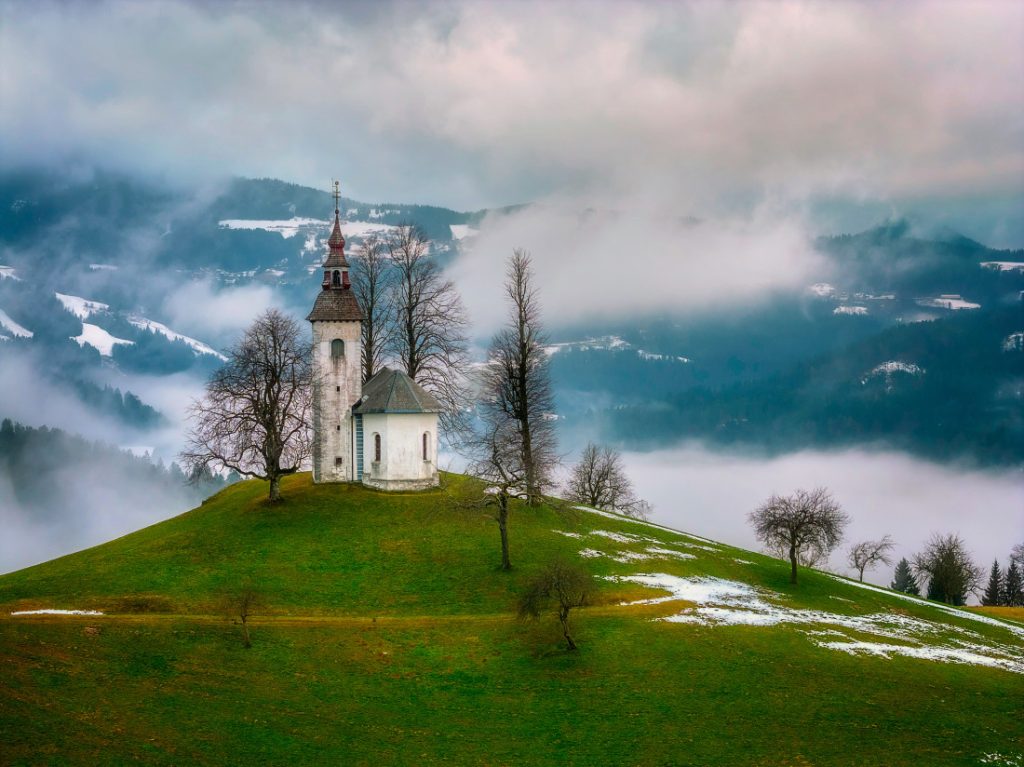 aa-20260218-40593364-40593354-historijska-crkva-utkana-u-osebujni-pejzaz-u-sloveniji-1771408268