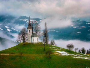 aa-20260218-40593364-40593354-historijska-crkva-utkana-u-osebujni-pejzaz-u-sloveniji-1771408268