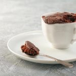 Čokoladni kolač iz šolje za 10 minuta: Bez jaja i miksera