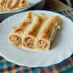 Mekane palačinke, punjene sočnim mesnim nadjevom i prekrivene topljenim sirom