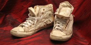 prljave-bele-patike-1050x525