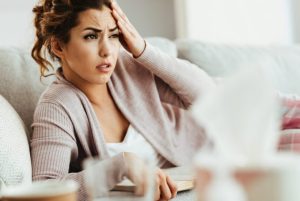 zena-prehlada-krevet-scaled-1774618419-821x550