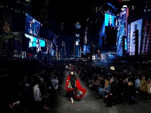 gucci-preuzeo-times-square-za-svoju-drugu-modnu-reviju-gucci-ny-2_6a0990c4cf664