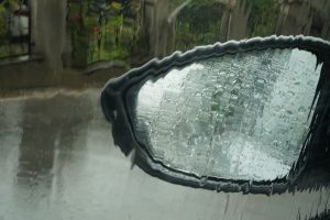 kiša retrovizor auto saobraćaj