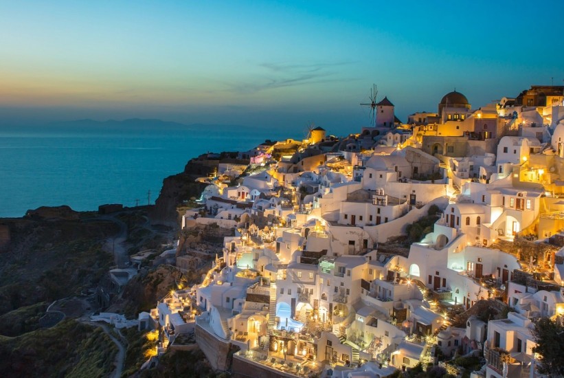 santorini-noc-1779352085-821x550