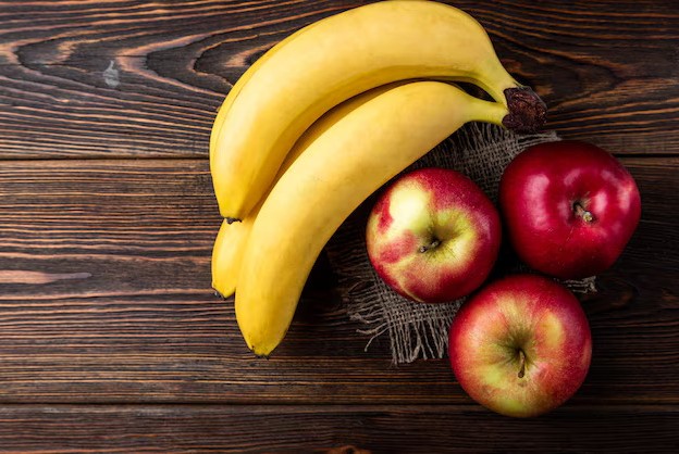 banana-red-apple-table-176402-2977-1781306254-821x550