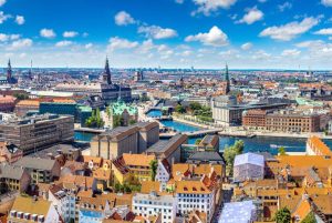 web-2240-denemarken-kopenhagen-skyline-shutterstock-1785223382-821x550